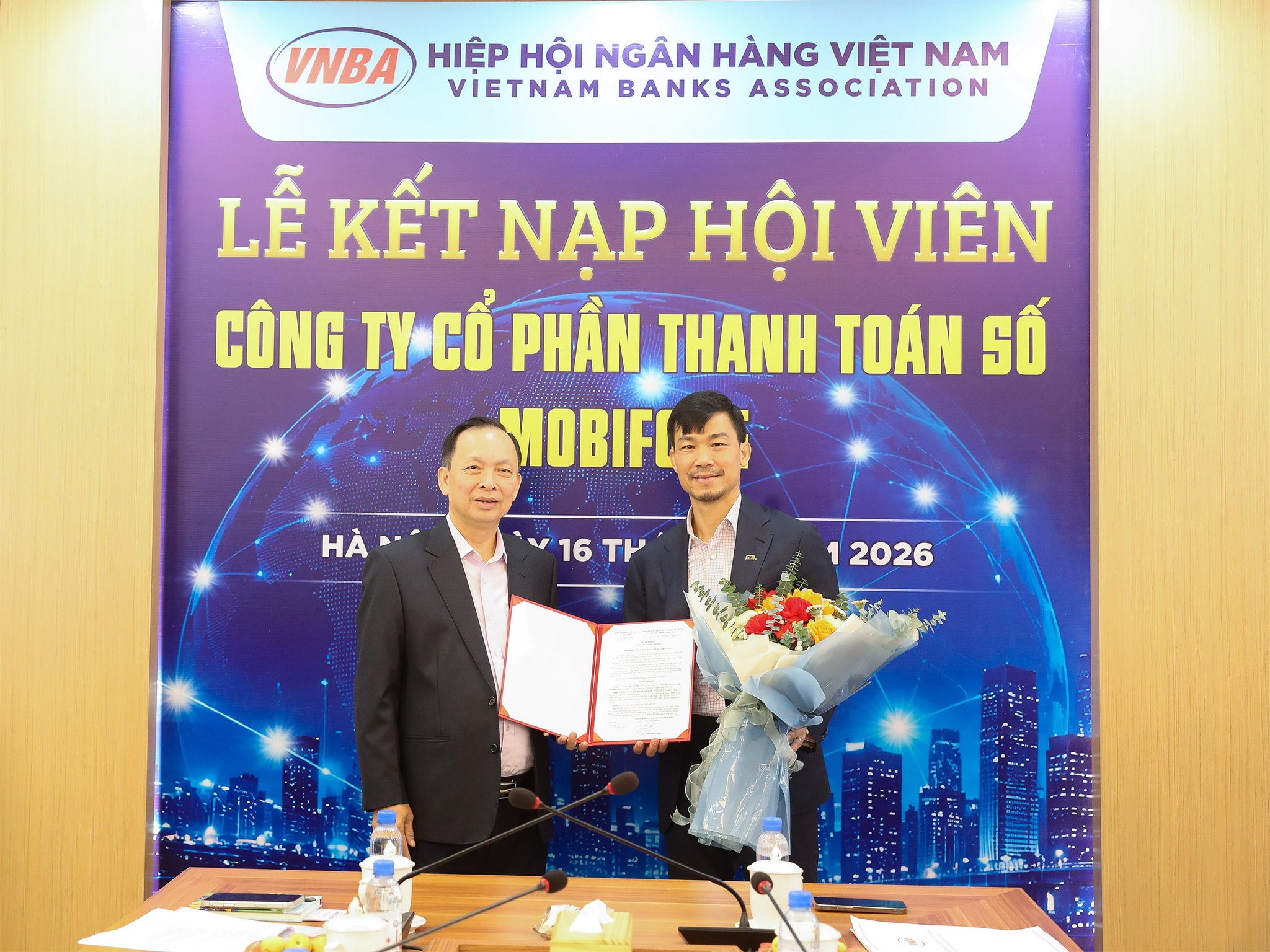 mobifone-tro-thanh-hoi-vien-chinh-thuc-cua-hiep-hoi-ngan-hang-viet-nam_6aaa170fbe504.jpg