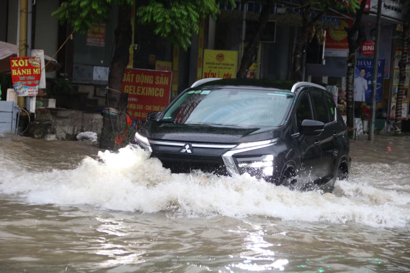 Hà Nội: Mưa lớn dồn dập, nhiều tuyến phố ngập sâu - Ảnh 3.