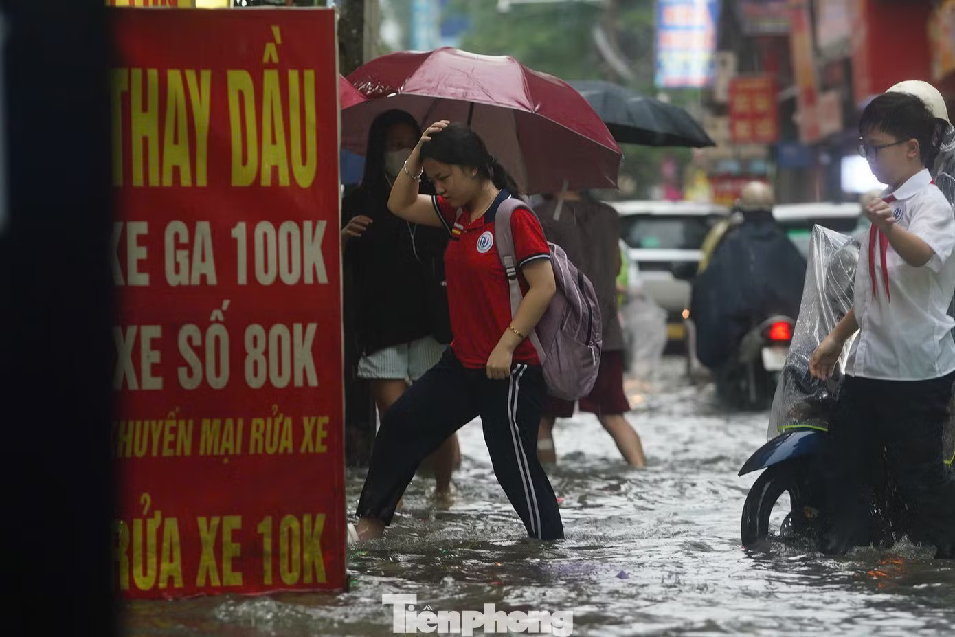 Hà Nội: Mưa lớn kéo dài, nhiều tuyến phố ngập, giao thông ùn ứ - Ảnh 24.