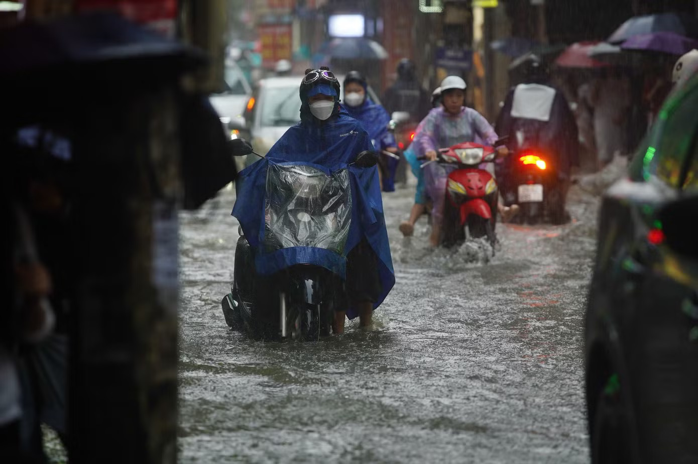 Hà Nội: Mưa lớn kéo dài, nhiều tuyến phố ngập, giao thông ùn ứ - Ảnh 30.