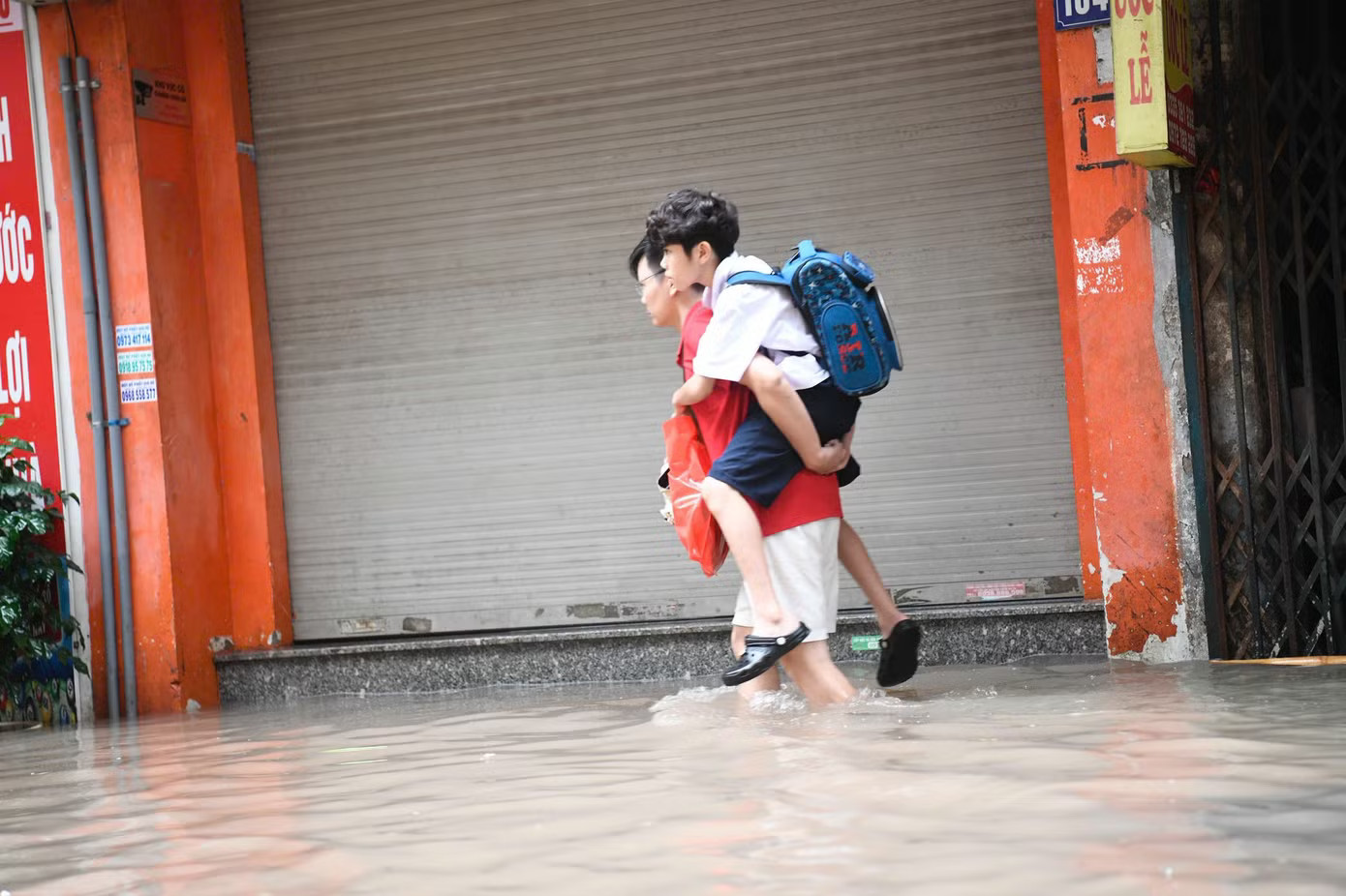 Hà Nội: Mưa lớn kéo dài, nhiều tuyến phố ngập, giao thông ùn ứ - Ảnh 39.
