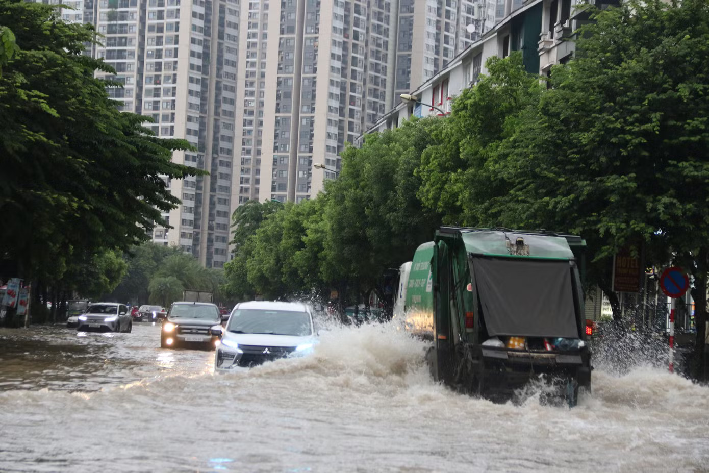 Hà Nội: Mưa lớn dồn dập, nhiều tuyến phố ngập sâu - Ảnh 5.