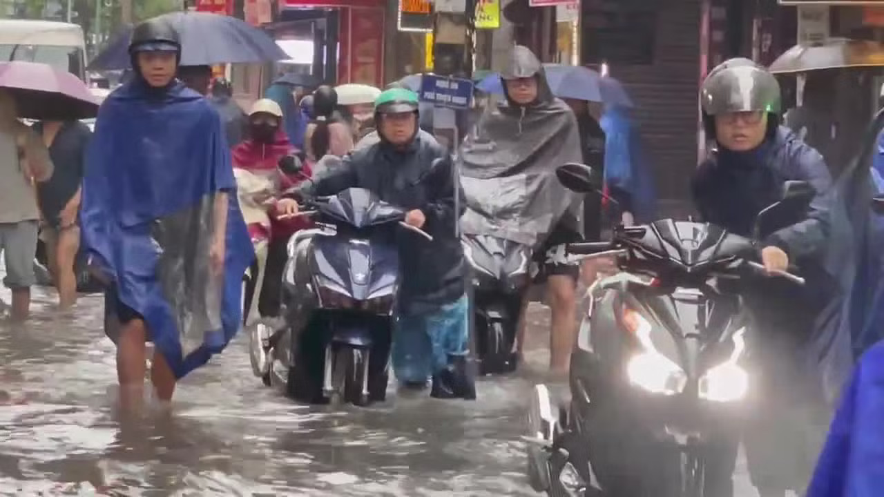 Hà Nội: Mưa lớn kéo dài, nhiều tuyến phố ngập, giao thông ùn ứ - Ảnh 28.