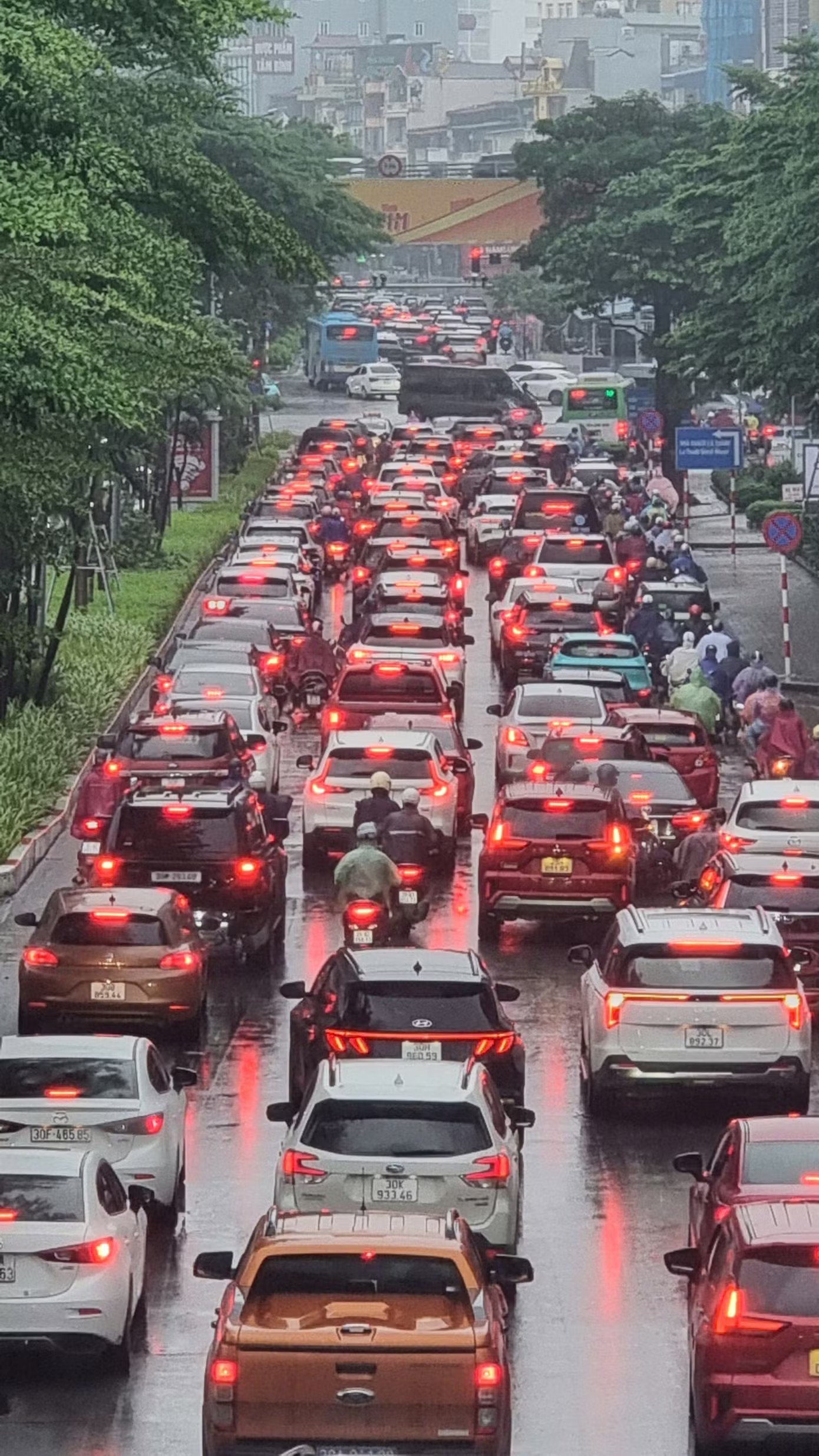 Hà Nội: Mưa lớn kéo dài, nhiều tuyến phố ngập, giao thông ùn ứ - Ảnh 4.