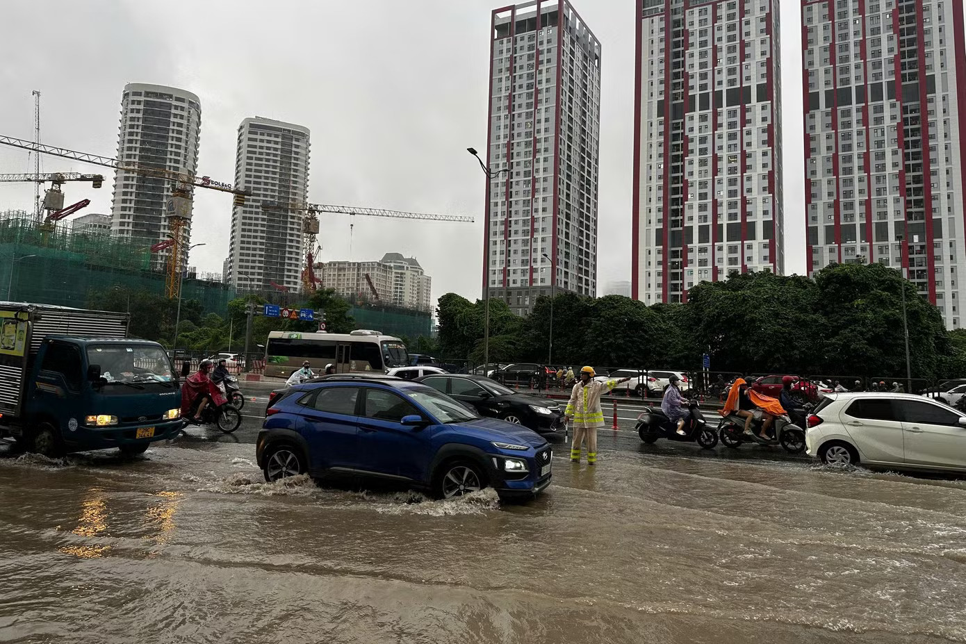 Lực lượng CSGT phân luồng, điều tiết giao thông tại khu vực ngập nước sáng 17/9. Hà Nội: CSGT phân luồng, khuyến cáo người dân di chuyển qua khu vực ngập nước - Ảnh 3.