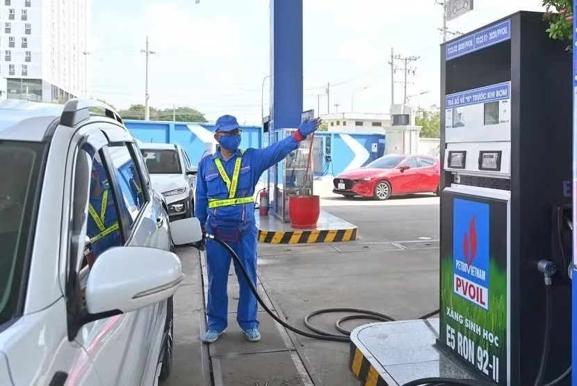 Giá xăng dầu đồng loạt tăng mạnh từ chiều nay - Ảnh 1.