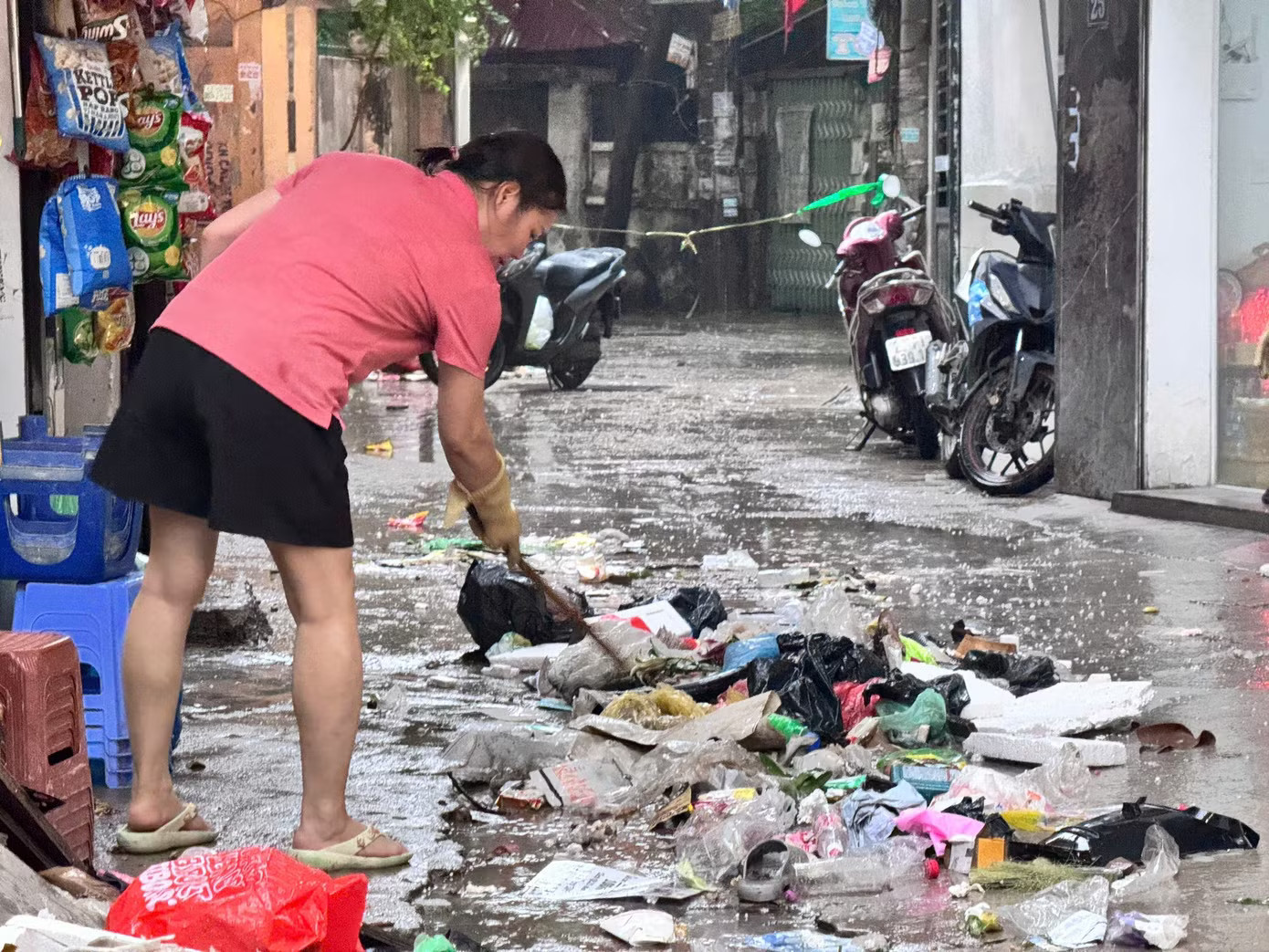 Hà Nội: Mưa lớn kéo dài, nhiều tuyến phố ngập, giao thông ùn ứ - Ảnh 44.