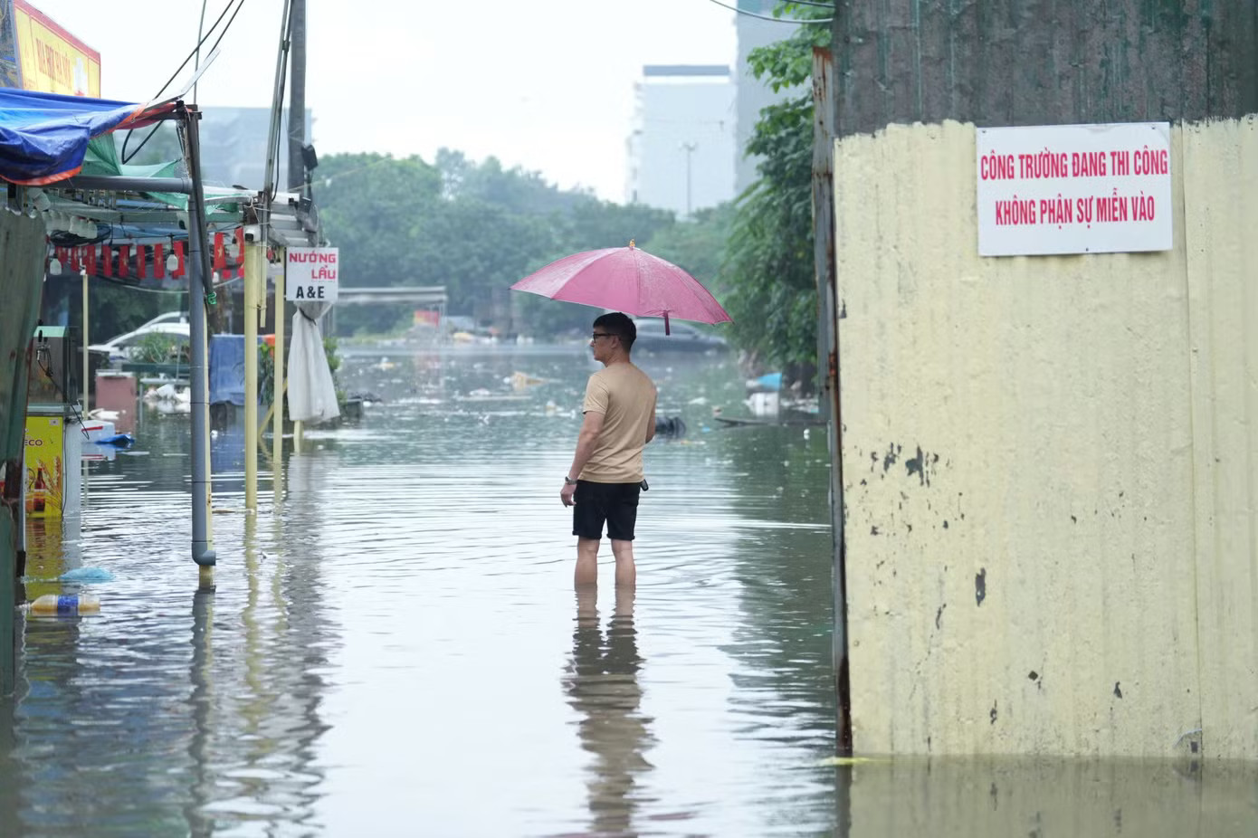 Hà Nội: Mưa lớn dồn dập, nhiều tuyến phố ngập sâu - Ảnh 6.