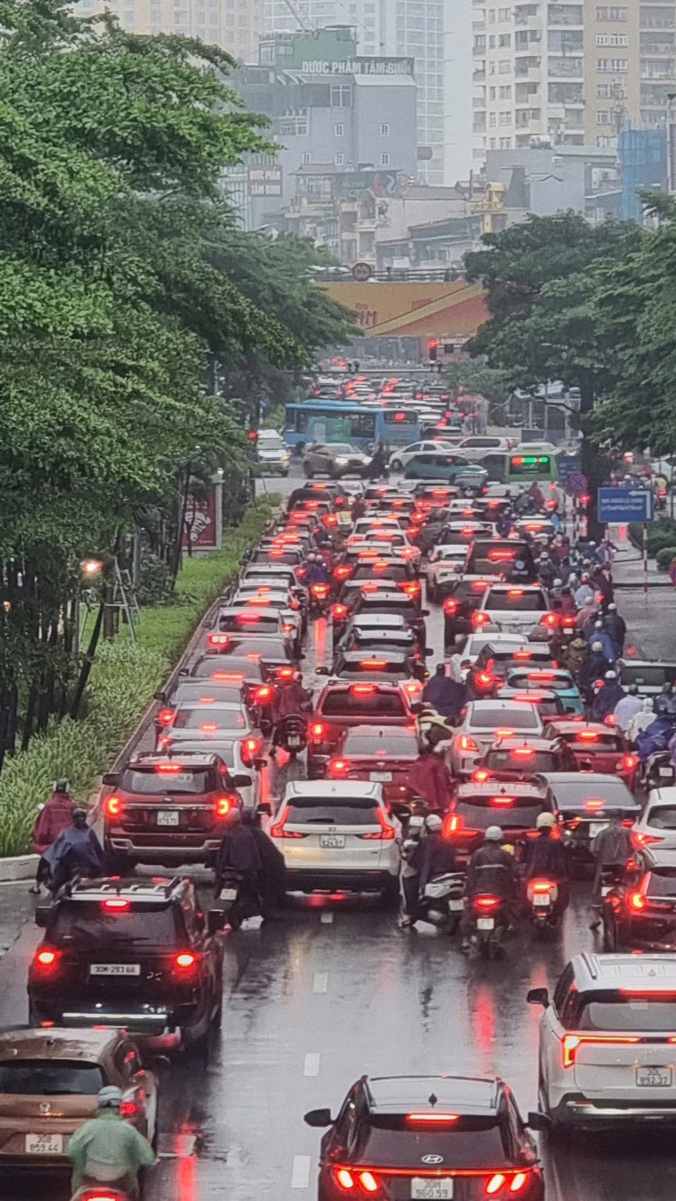 Hà Nội: Mưa lớn kéo dài, nhiều tuyến phố ngập, giao thông ùn ứ - Ảnh 16.
