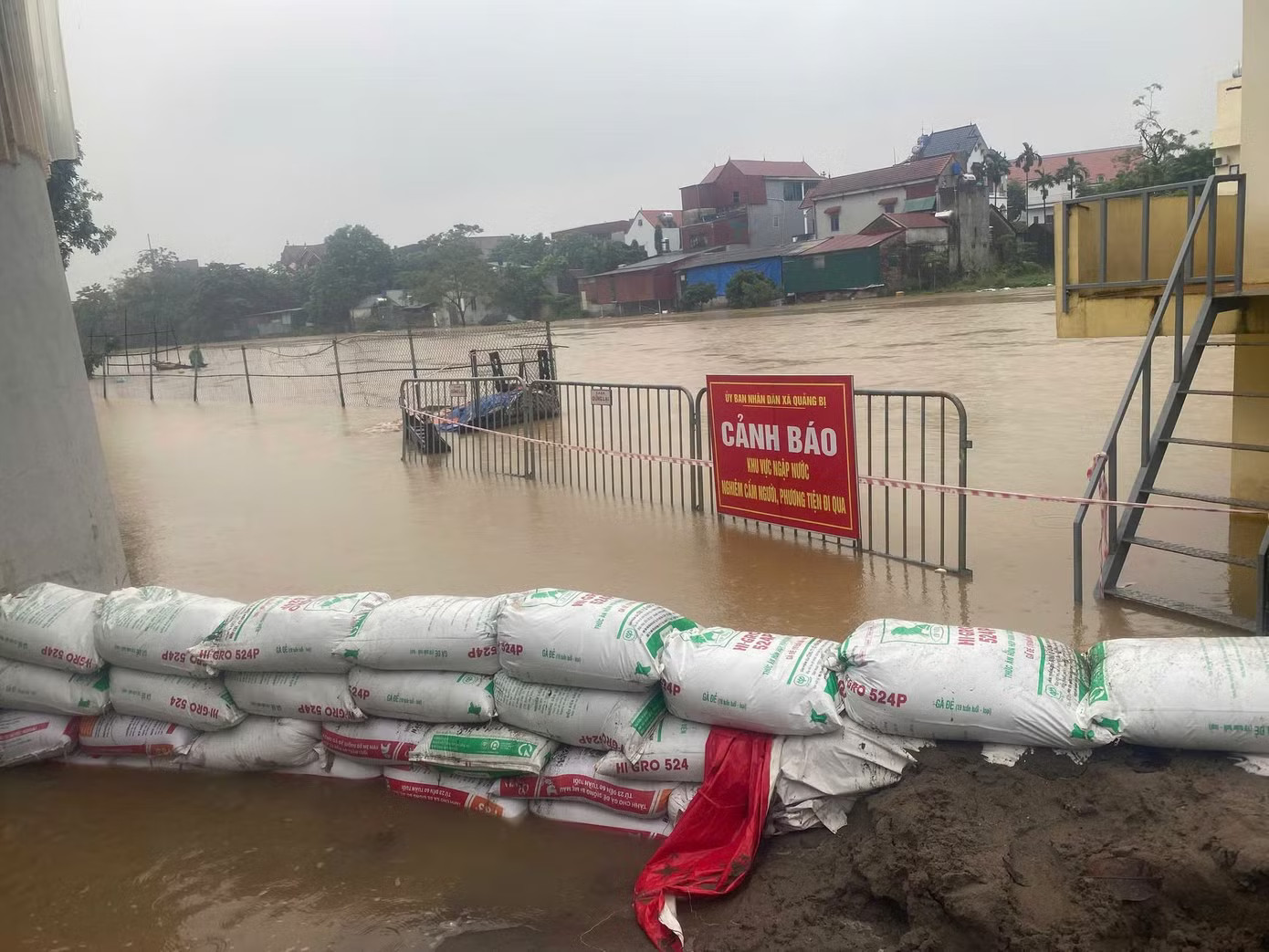 Hàng chục hộ dân Hà Nội phải sơ tán do mưa lũ, nước sông dâng cao - Ảnh 2.