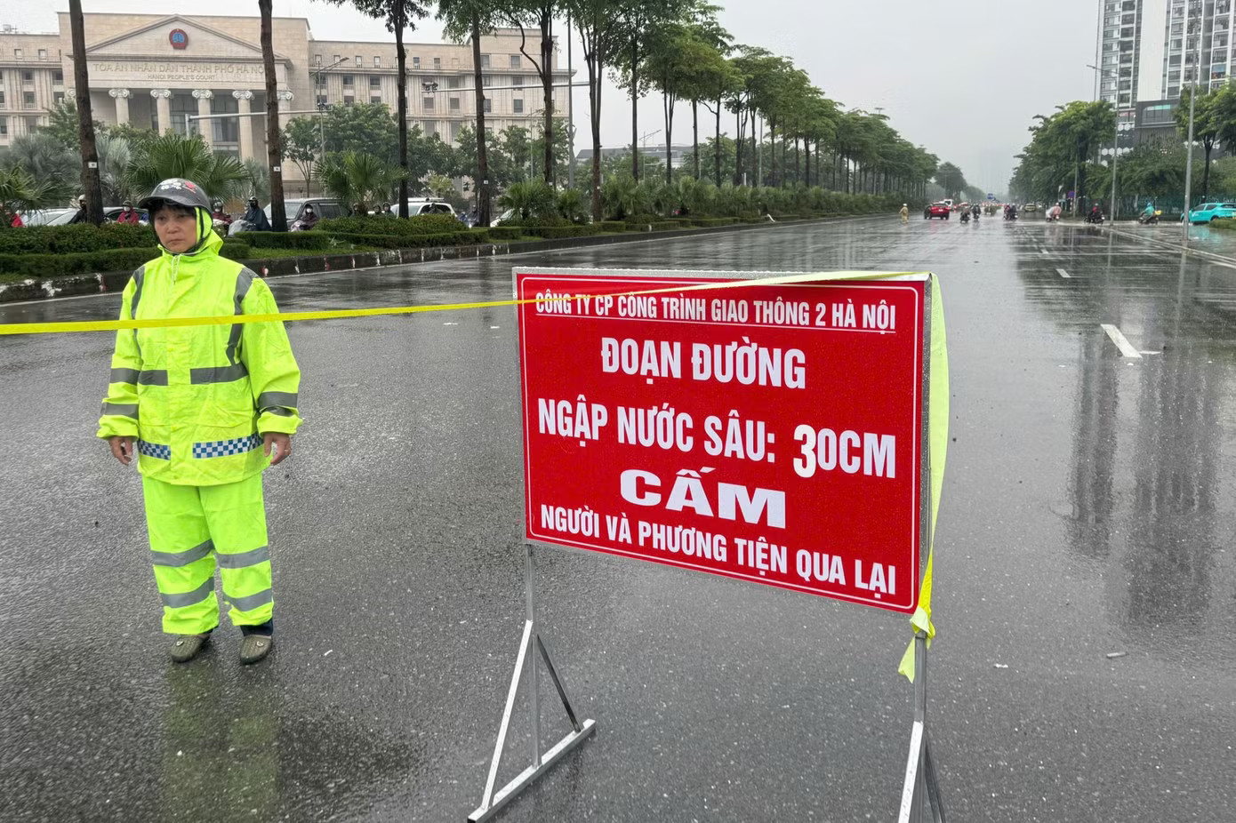 Khu vực đường Phạm Tu - Nguyễn Xiển đặt biển cảnh báo nước ngập sâu 30 cm. Hà Nội: CSGT phân luồng, khuyến cáo người dân di chuyển qua khu vực ngập nước - Ảnh 1.