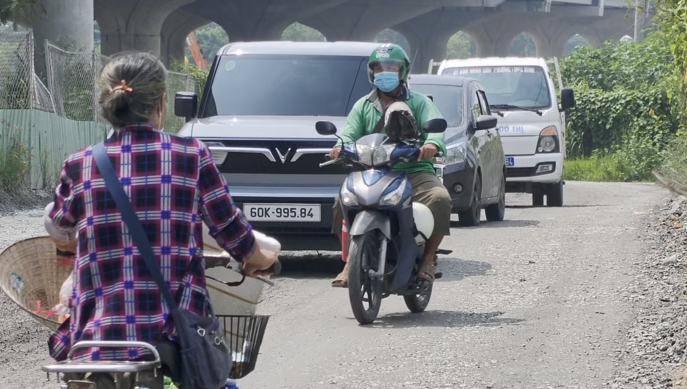 Việc lớp sình phủ gần kín mặt đường khiến các phương tiện thường xuyên rơi vào tình trạng đối đầu nhau vô cùng nguy hiểm. Ảnh: Khoa Nam. Ám ảnh con đường tử thần ở TPHCM, mới vá xong lại nát bét - Ảnh 6.