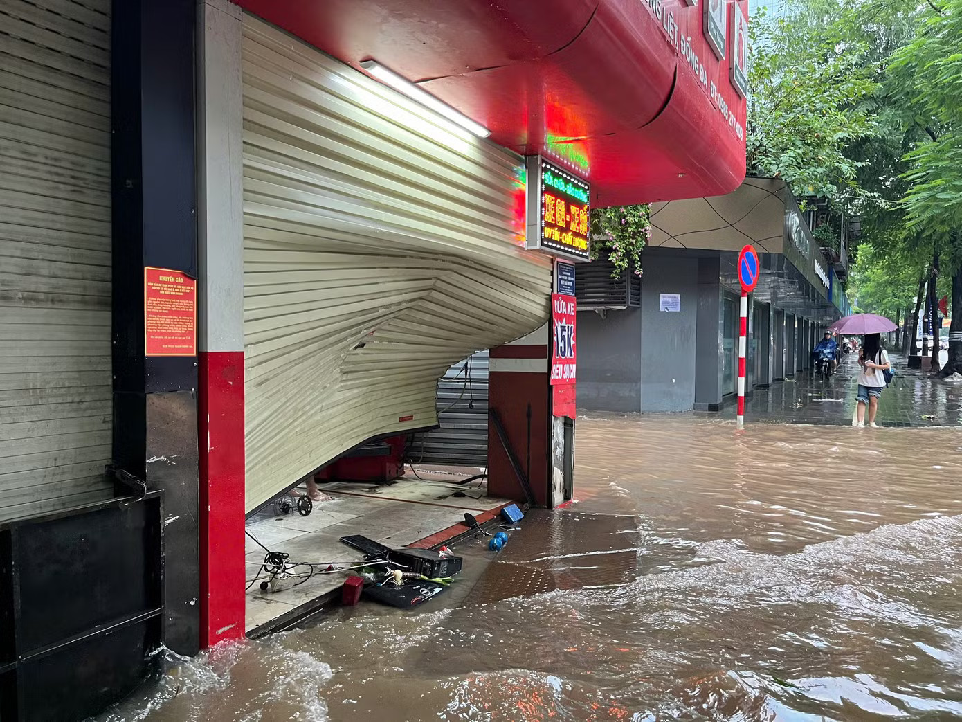 Hà Nội: Mưa lớn dồn dập, nhiều tuyến phố ngập sâu - Ảnh 9.