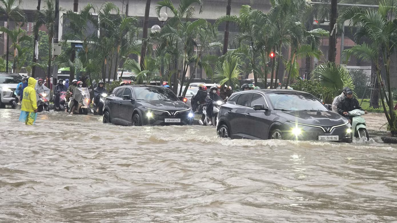 Hà Nội: Mưa lớn kéo dài, nhiều tuyến phố ngập, giao thông ùn ứ - Ảnh 18.