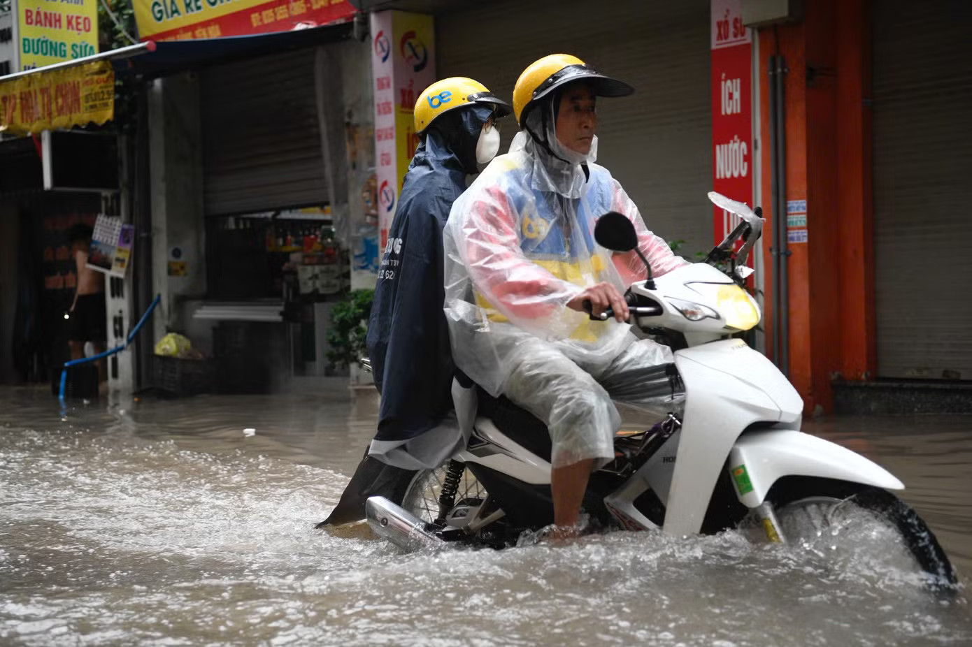 Hà Nội: Mưa lớn kéo dài, nhiều tuyến phố ngập, giao thông ùn ứ - Ảnh 33.