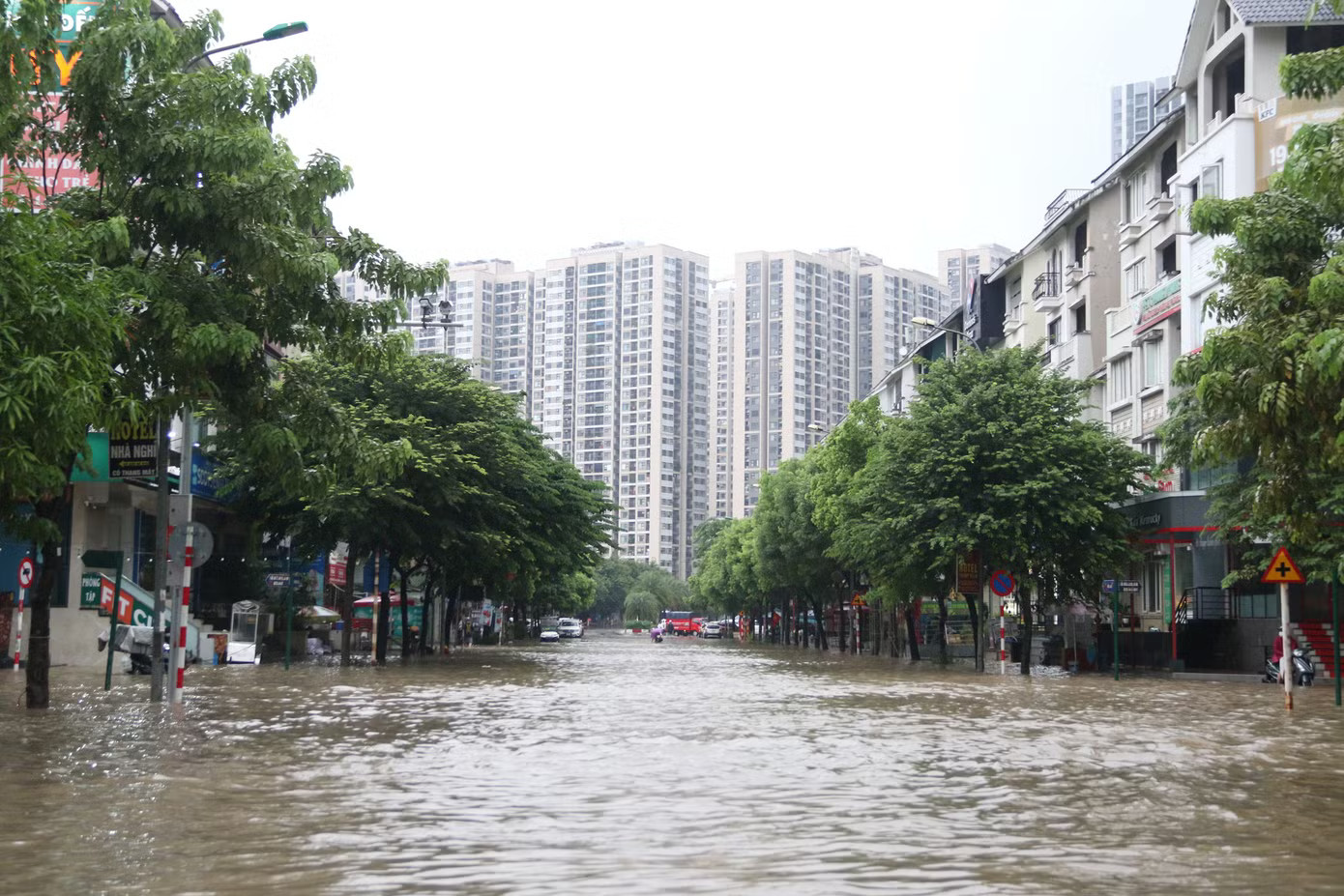Hà Nội: Mưa lớn dồn dập, nhiều tuyến phố ngập sâu - Ảnh 4.