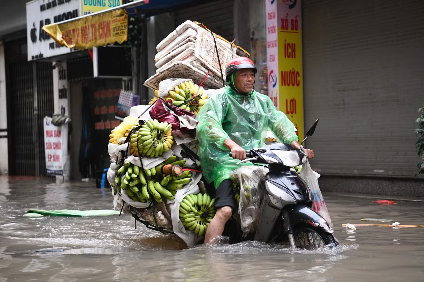 Ngõ Hoa Bằng nước ngập sâu. Hà Nội: Mưa lớn kéo dài, nhiều tuyến phố ngập, giao thông ùn ứ - Ảnh 31.