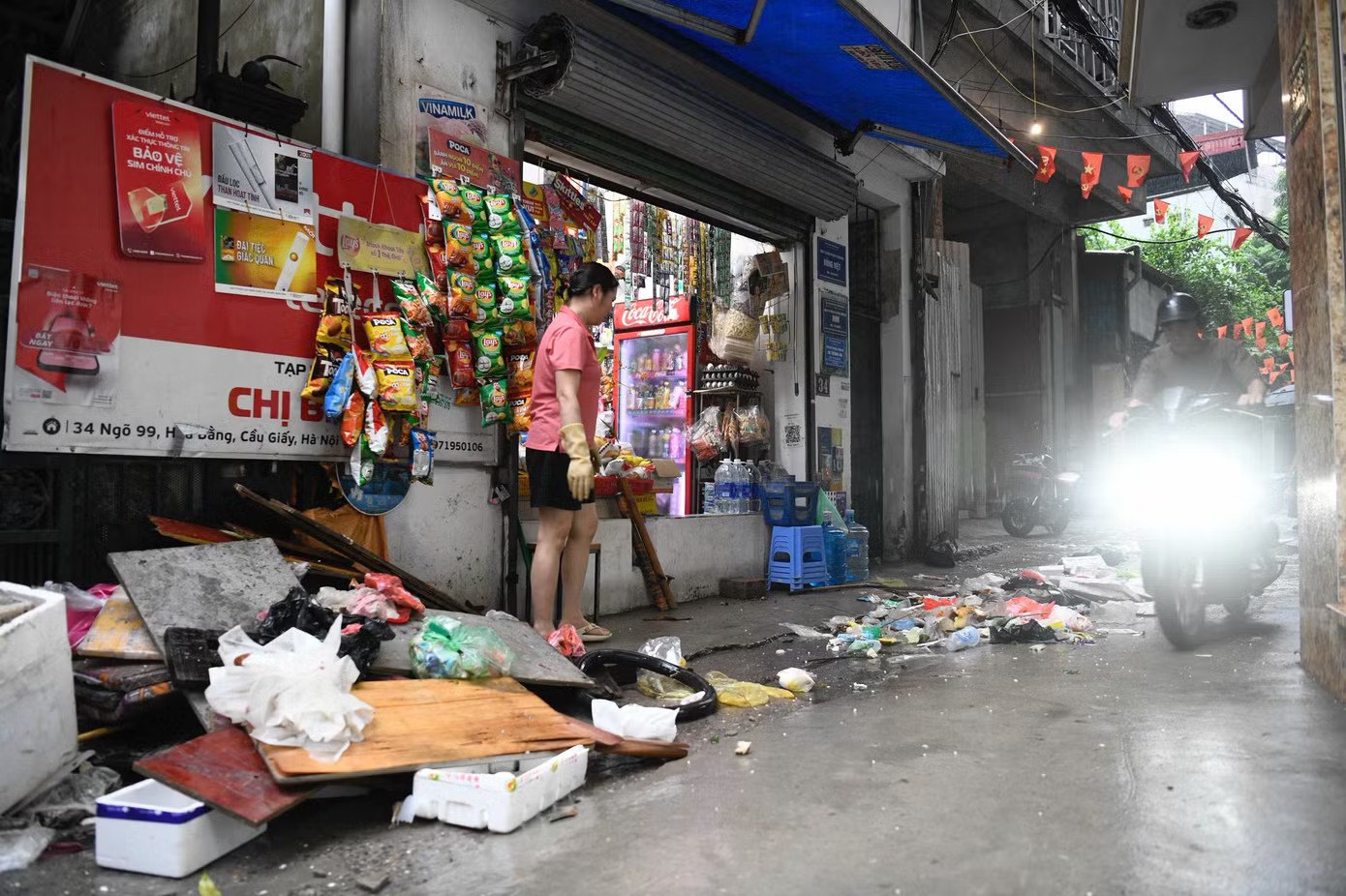 Hà Nội: Mưa lớn kéo dài, nhiều tuyến phố ngập, giao thông ùn ứ - Ảnh 45.