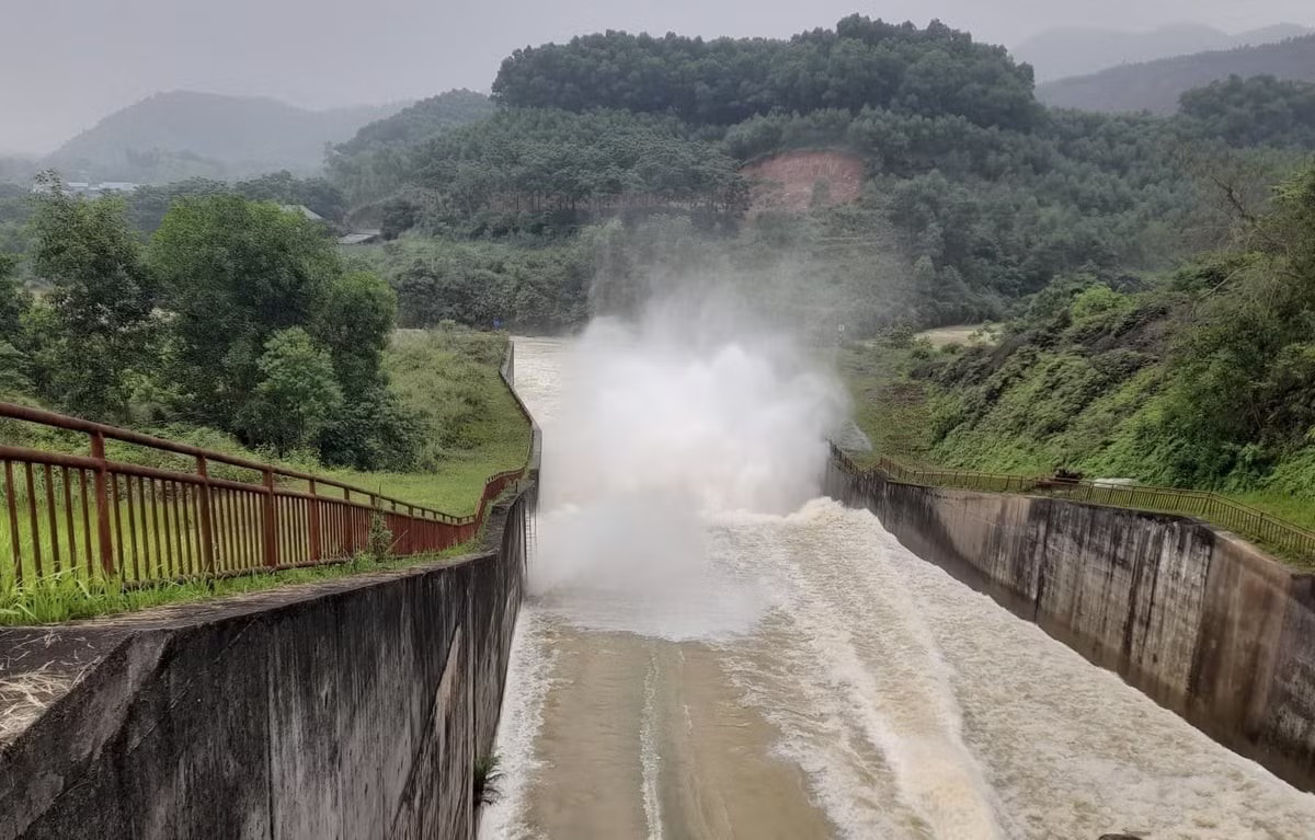 Thái Nguyên: Hồ Núi Cốc mở 3 cửa xả nước từ 14h hôm nay - Ảnh 1.