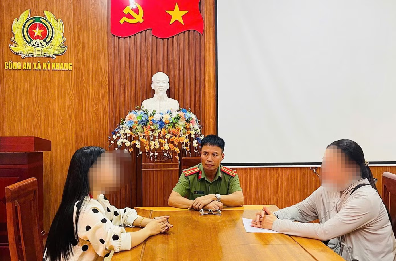 Tại cơ quan công an, chị T.T.T.H. (ngoài cùng bên phải) thừa nhận hành vi vi phạm Đăng bài ẩn danh xúc phạm người khác, người phụ nữ bị phạt 12,5 triệu đồng - Ảnh 1.