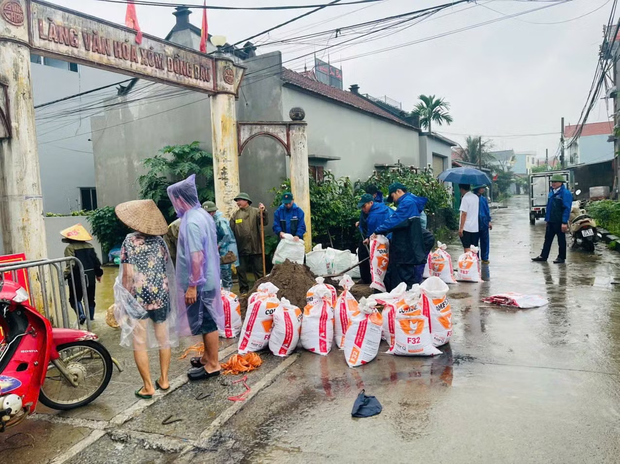 Hàng chục hộ dân Hà Nội phải sơ tán do mưa lũ, nước sông dâng cao - Ảnh 3.