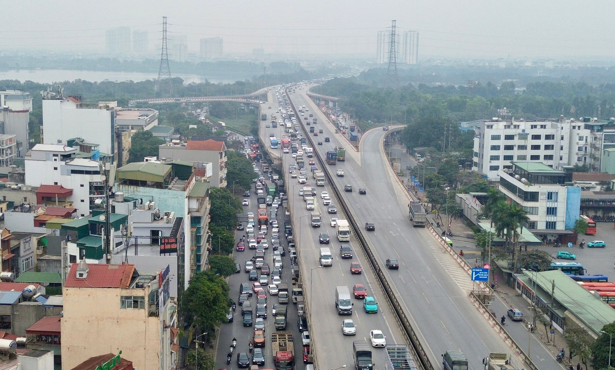 Đề xuất bỏ làn dừng khẩn cấp trên tuyến đường cao tốc đô thị đầu tiên Việt Nam - Ảnh 1.