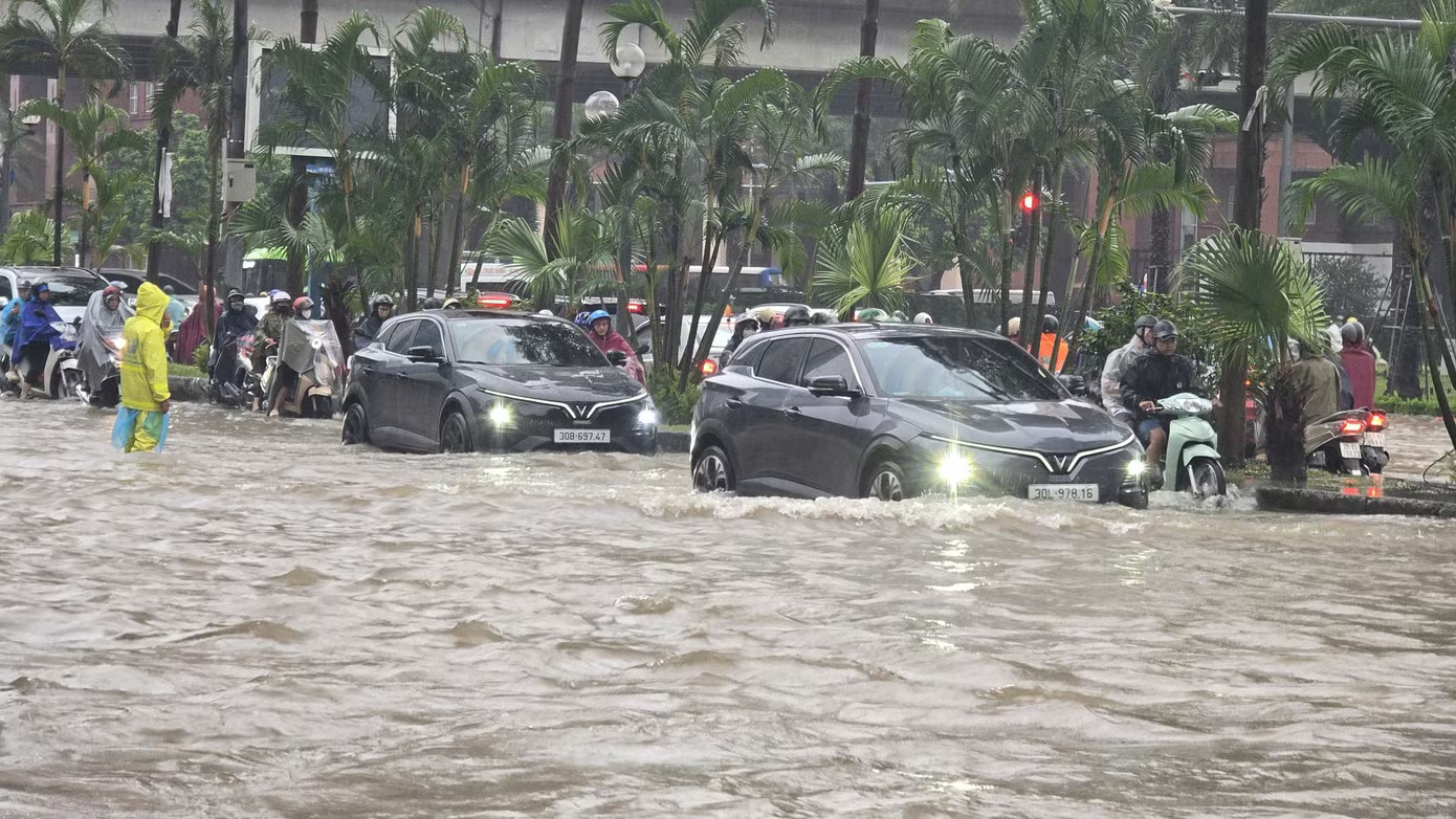 Hà Nội dồn toàn lực 'giải cứu' hơn 40 điểm ngập - Ảnh 3.