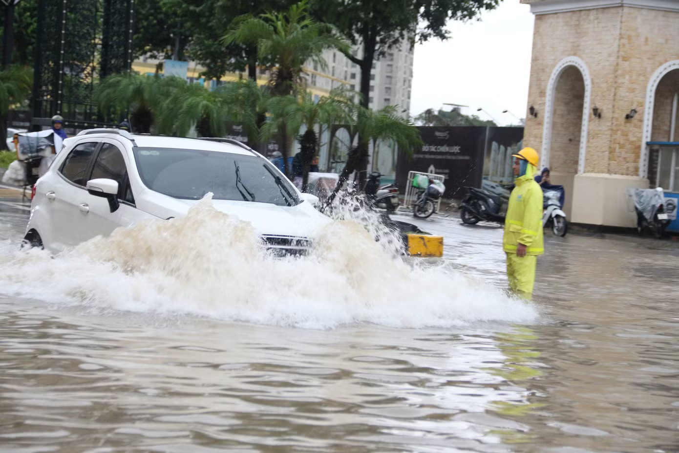 Hà Nội dồn toàn lực 'giải cứu' hơn 40 điểm ngập - Ảnh 2.