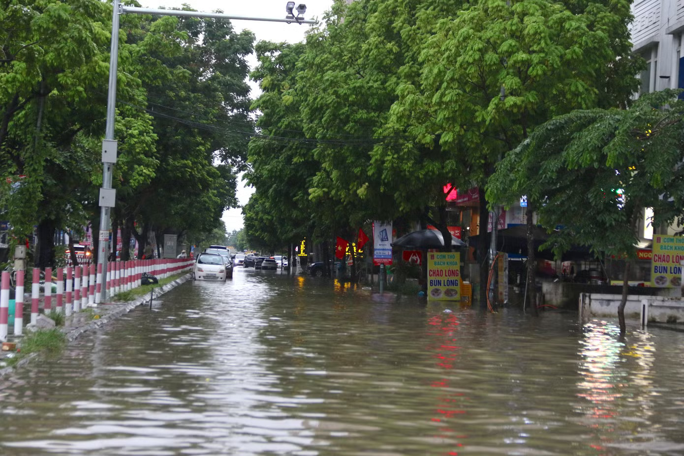 Nhiều tuyến phố Hà Nội biến thành Hà Nội dồn toàn lực 'giải cứu' hơn 40 điểm ngập - Ảnh 1.