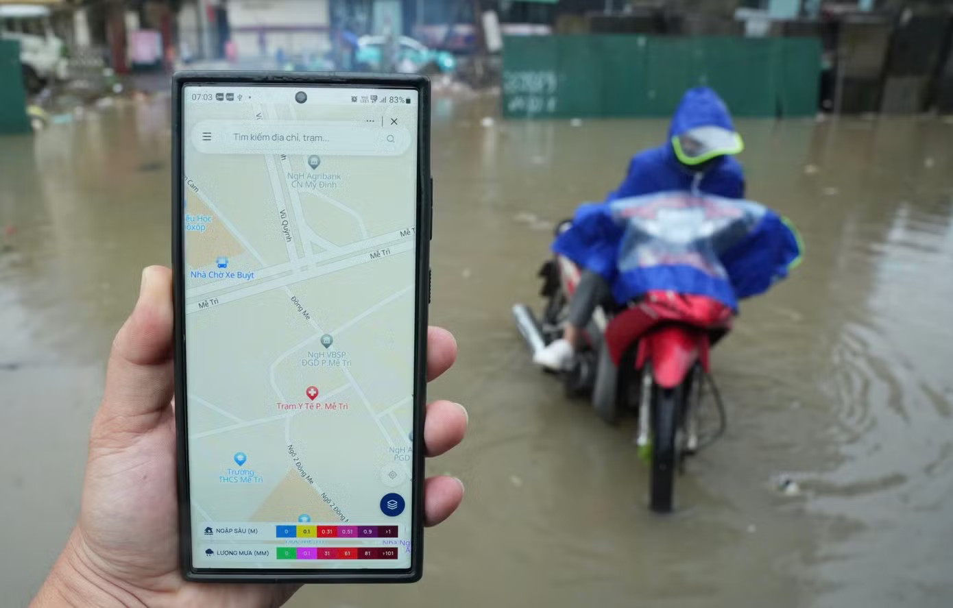 Mưa ngập tại đường Đồng Me nhưng ứng dụng không hiển thị. Ảnh: Hữu Chánh Mưa lớn gây ngập nhiều nơi, 'Bản đồ mưa ngập' của Hà Nội hoạt động ra sao? - Ảnh 2.