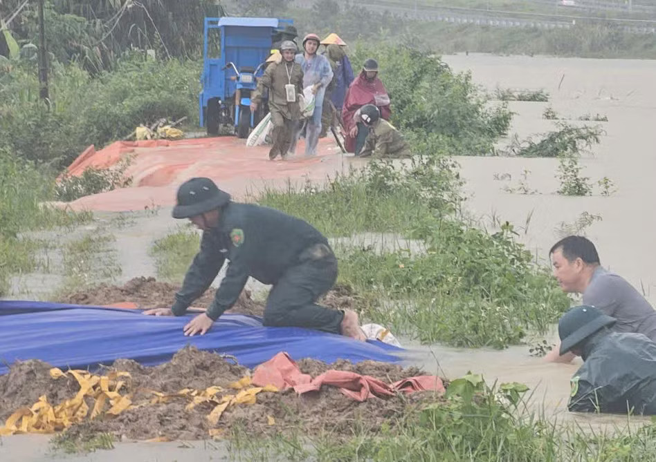 Chính quyền địa phương gia cố các vị trí khác bị tràn, có nguy cơ vỡ. Vỡ bờ kênh ở Thanh Hóa - Ảnh 2.