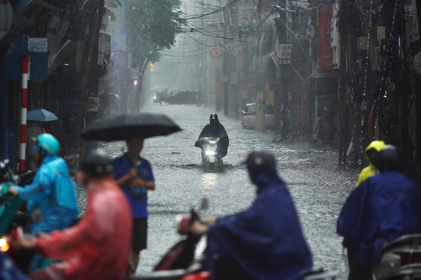 Hà Nội dồn toàn lực 'giải cứu' hơn 40 điểm ngập - Ảnh 4.