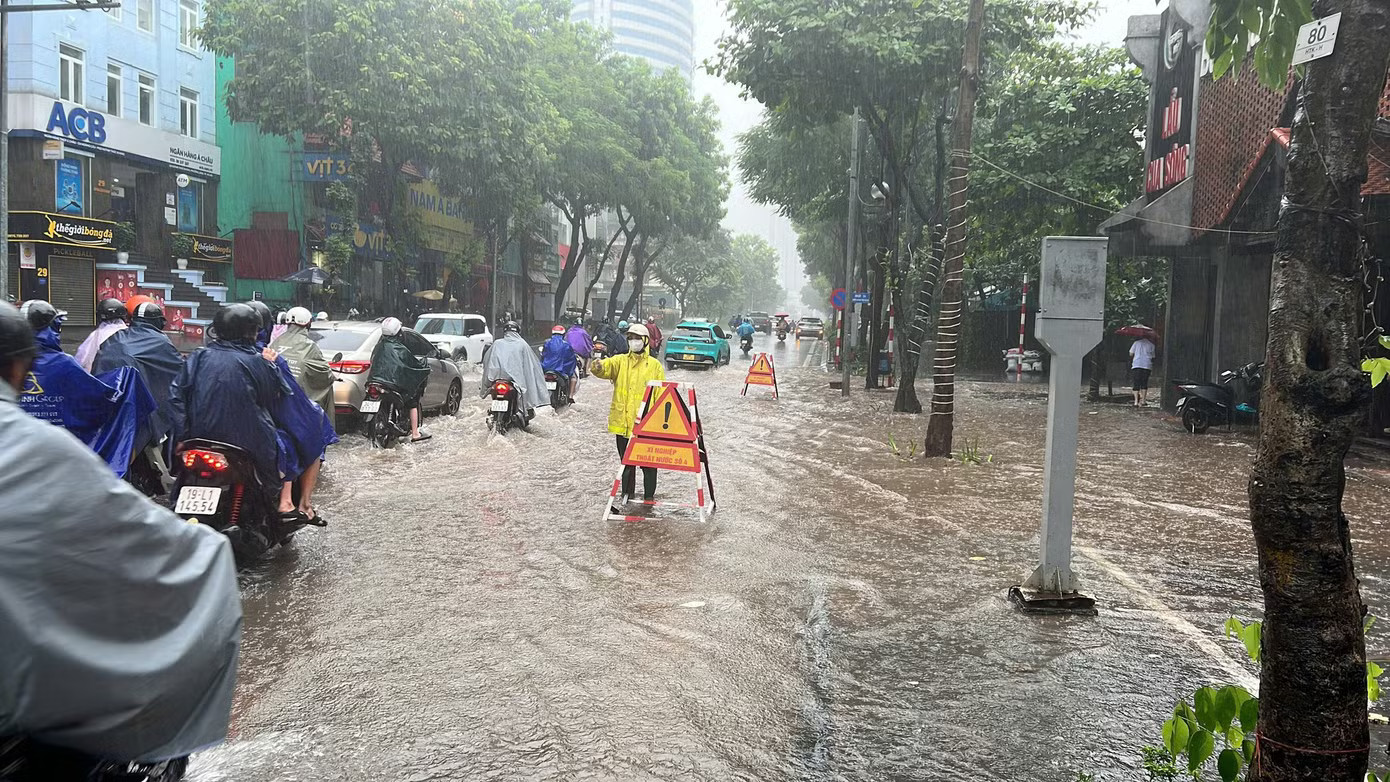 Lực lượng công nhân thoát nước ứng trực, liên tục vớt rác và khơi thông các hố thu nước tại điểm ngập sáng 17/9. Hà Nội dồn toàn lực 'giải cứu' hơn 40 điểm ngập - Ảnh 5.