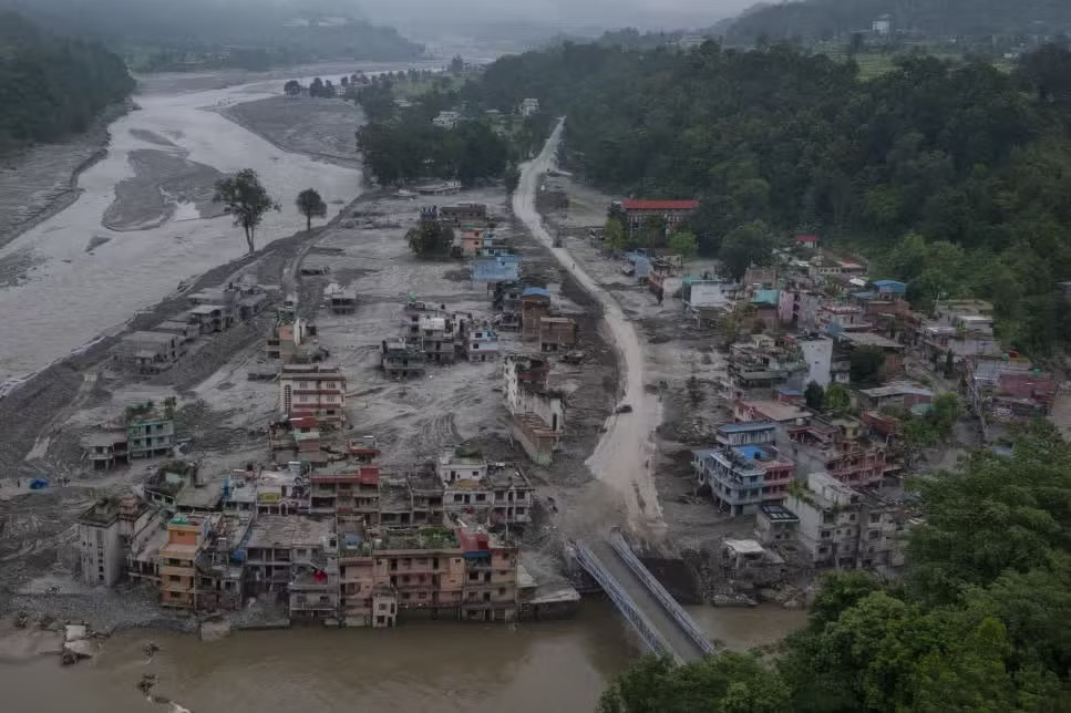 Hình ảnh về sự tàn phá do lũ quét gây ra ở Devighat, Nuwakot, Nepal. Chuyên gia giải mã yếu tố gây ra trận lũ quét thảm khốc ở biên giới Nepal - Trung Quốc - Ảnh 1.