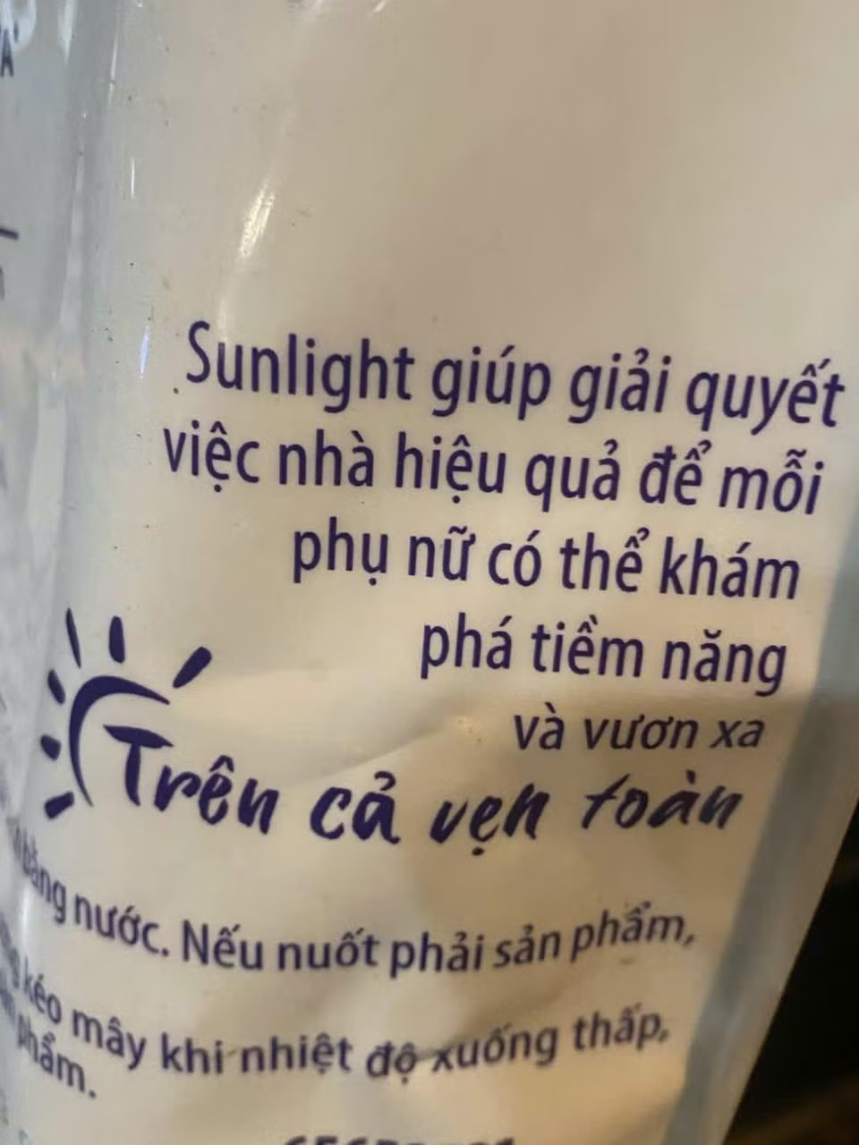 Dùng hình ảnh trẻ liếm đĩa để quảng cáo: Chuyên gia tâm lý, giáo dục lên tiếng - Ảnh 2.