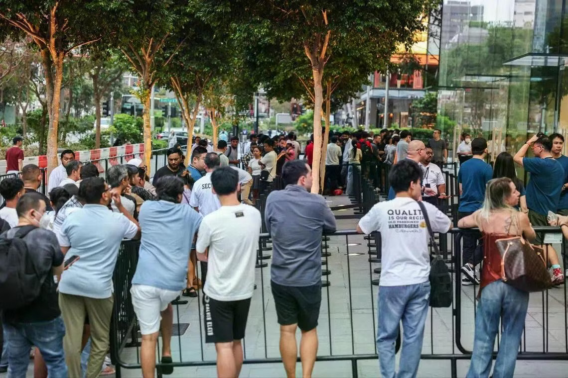 'Fan Táo' quốc tế xếp hàng chờ mua iPhone 18, Singapore có người mua 33 chiếc - Ảnh 2.
