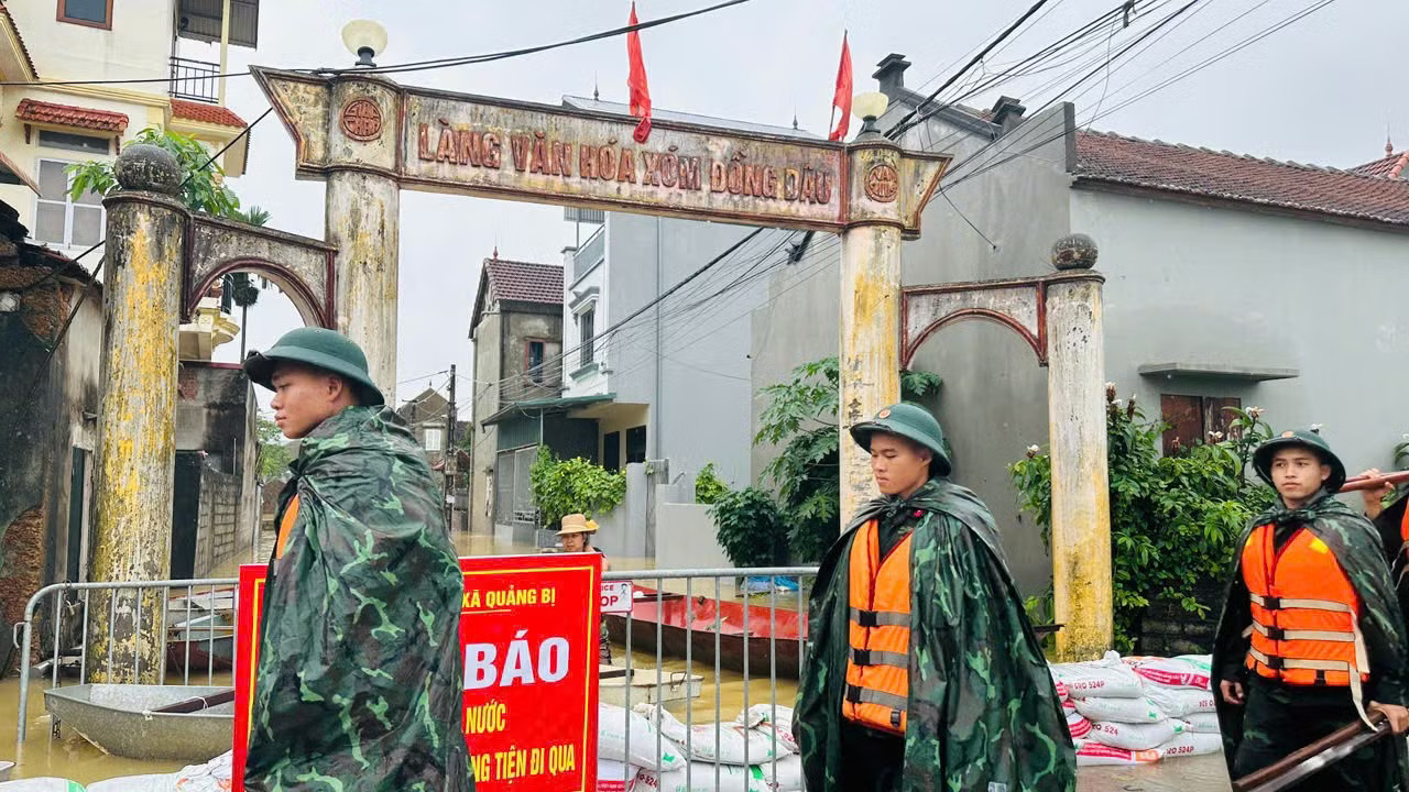 Nước sông Bùi tiếp tục lên cao: Di dời hàng trăm hộ dân ngoại thành Hà Nội - Ảnh 1.