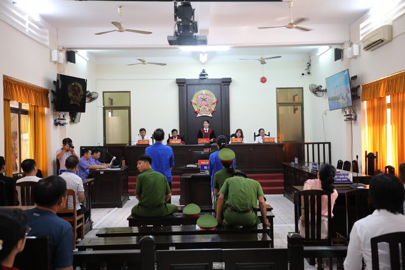 Cựu Trưởng Công an Phú Quốc lĩnh 18 năm tù vì lừa đảo hơn 67 tỷ đồng - Ảnh 2.