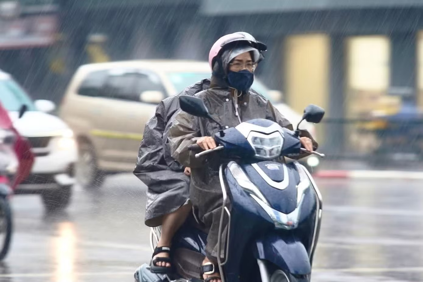 Hà Nội hôm nay có lúc có mưa rào rải rác. Miền Bắc lúc nắng lúc mưa, Nam Bộ mưa lớn - Ảnh 1.