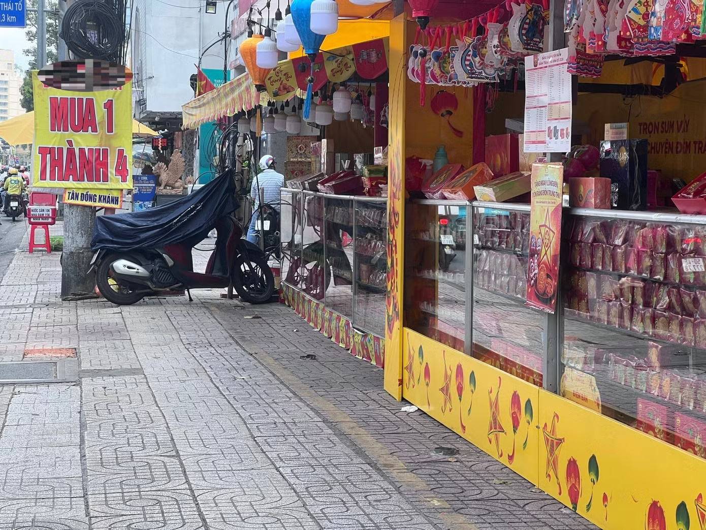 Tuy rao giảm giá nhưng không phải loại nào cũng áp dụng. Bánh Trung thu đại hạ giá kiểu 'lạ hoắc' - Ảnh 3.