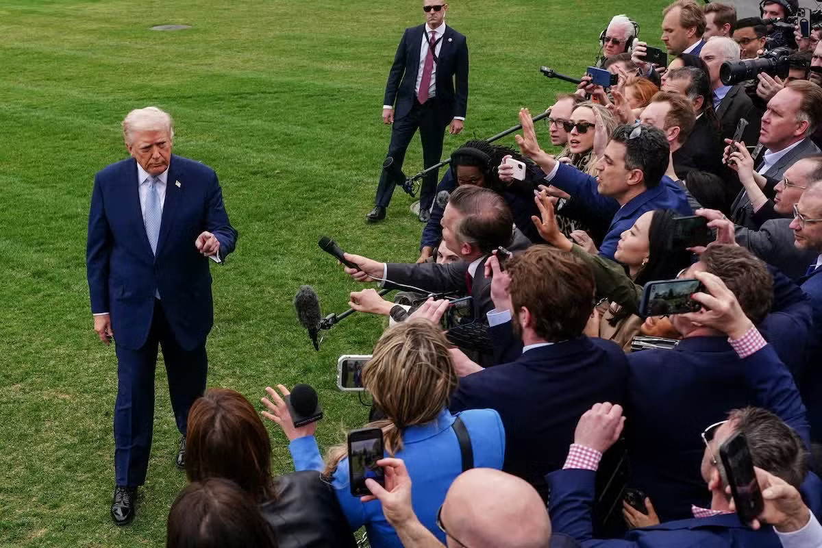 Tổng thống Trump cấm 3 hãng truyền thông lớn vào Nhà Trắng - Ảnh 1.