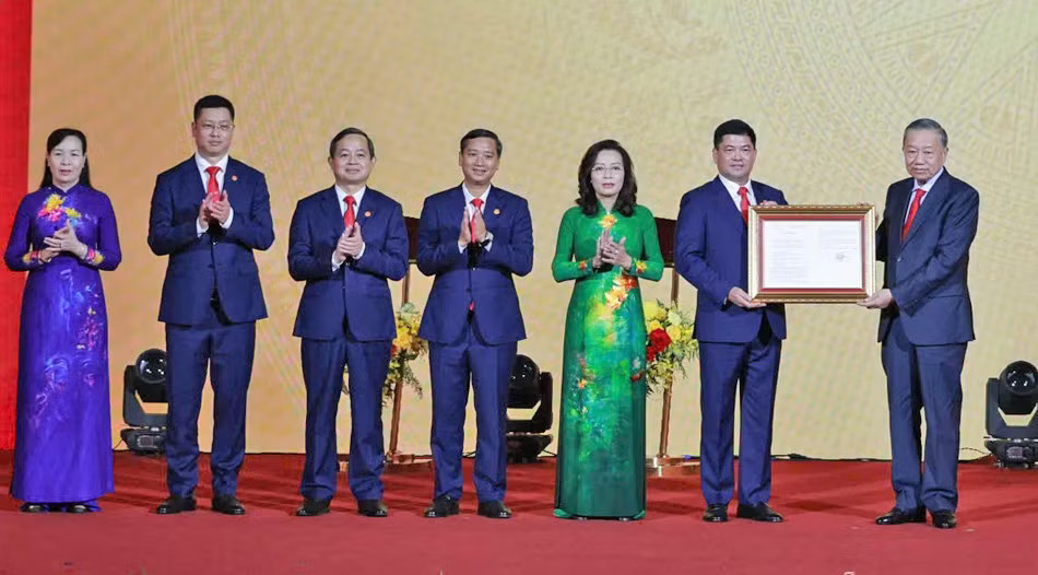 Tổng Bí thư, Chủ tịch nước Tô Lâm trao Nghị quyết của Quốc hội về thành lập thành phố Bắc Ninh cho Đảng bộ, chính quyền và Nhân dân Bắc Ninh. Ảnh: Báo và Phát thanh, Truyền hình tỉnh Bắc Ninh. Tổng Bí thư, Chủ tịch nước: Xây dựng Bắc Ninh theo mô hình đô thị hiện đại và giàu bản sắc - Ảnh 3.