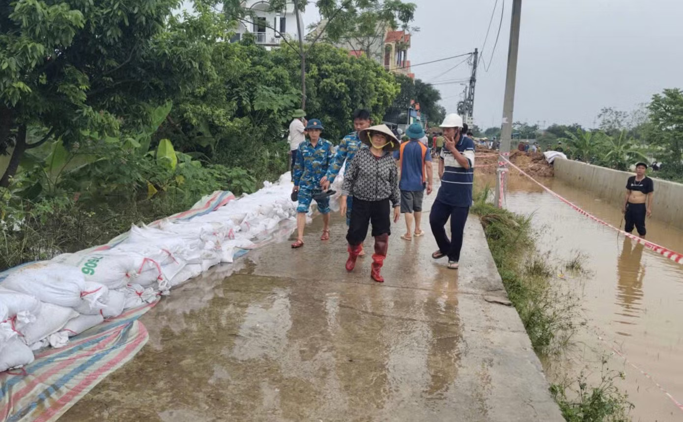 Hiện trường khắc phục sự cố lúc 13h30 tại khu vực bờ kè xã Quảng Bị Hà Nội: Thực hư tin ‘vỡ đê’ ở xã Quảng Bị - Ảnh 2.