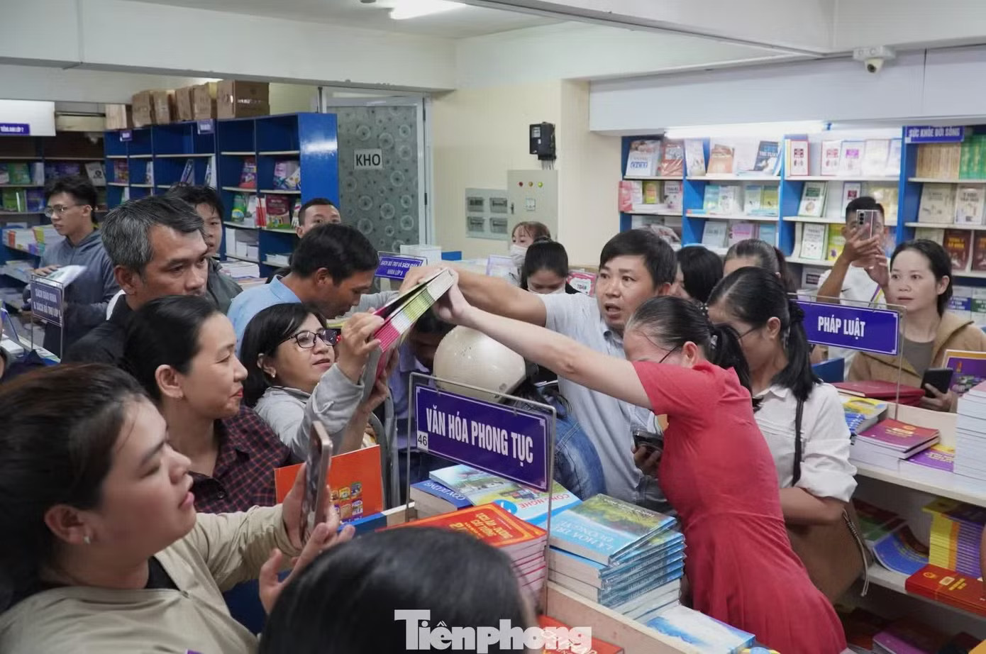 Thủ tướng yêu cầu Bộ Giáo dục và Đào tạo tập trung huy động tất cả các nguồn lực, cung ứng đầy đủ số lượng, bảo đảm chất lượng sách giáo khoa. (Ảnh: Tiền Phong) Thủ tướng yêu cầu cung ứng đủ sách giáo khoa và báo cáo trước 22/9 - Ảnh 1.