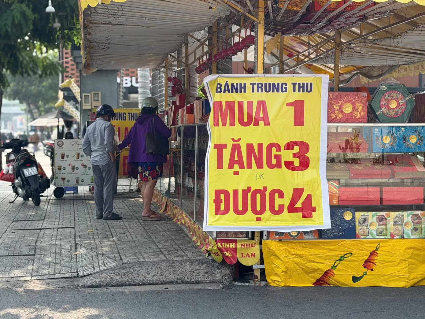 Nhiều khách chia sẻ kinh nghiệm, cần hỏi rõ các chương trình giảm giá, khuyến mãi tại các quầy bánh trung thu Bánh Trung thu đại hạ giá kiểu 'lạ hoắc' - Ảnh 4.
