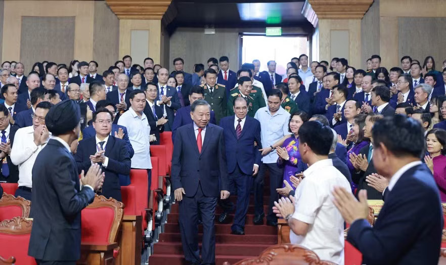 Tổng Bí thư, Chủ tịch nước Tô Lâm dự Lễ công bố Nghị quyết của Quốc hội về việc thành lập thành phố Bắc Ninh. Tổng Bí thư, Chủ tịch nước: Xây dựng Bắc Ninh theo mô hình đô thị hiện đại và giàu bản sắc - Ảnh 2.