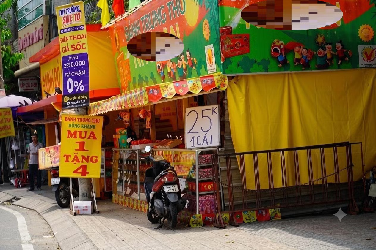 Bánh trung thu treo bảng giảm giá sớm ở TPHCM. Bánh Trung thu đại hạ giá kiểu 'lạ hoắc' - Ảnh 1.