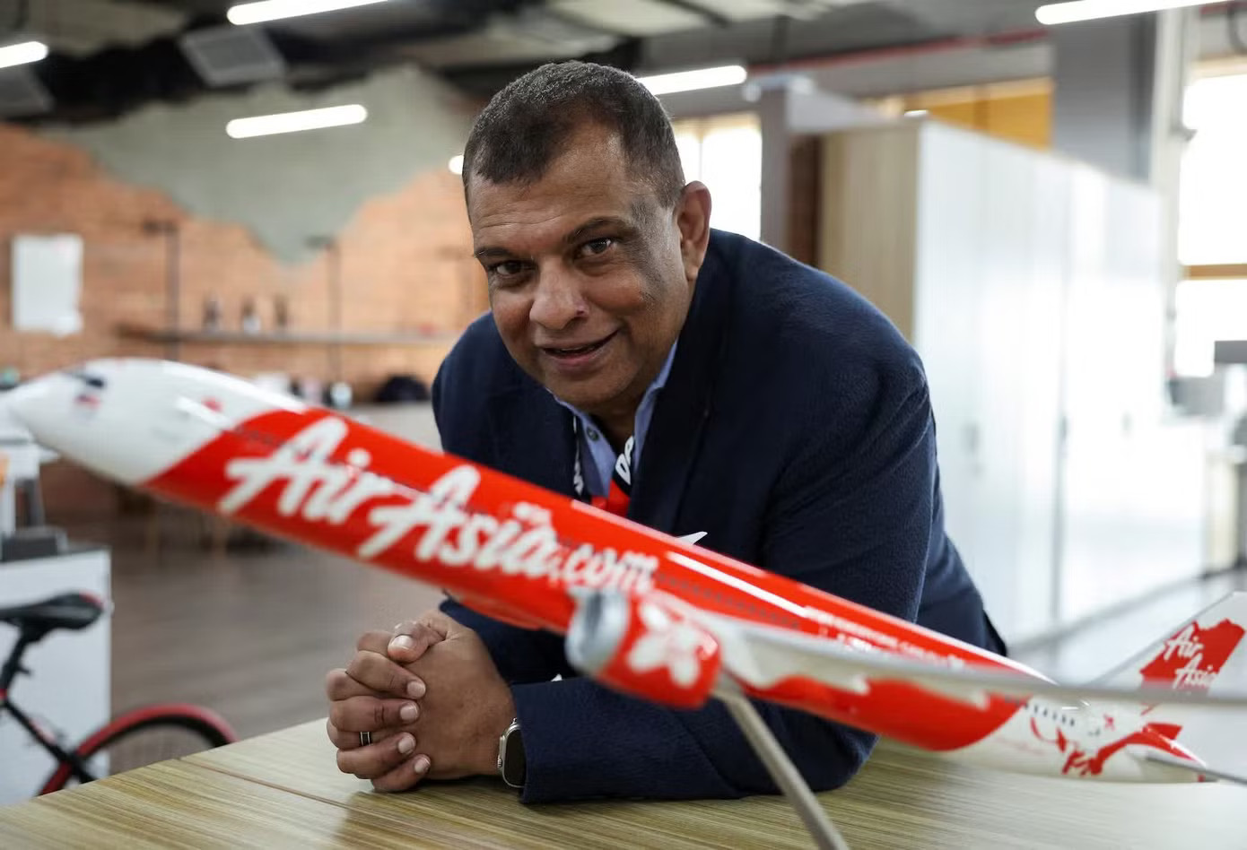 AirAsia thông báo khẩn: 'Chúng tôi không cần được giải cứu' - Ảnh 1.