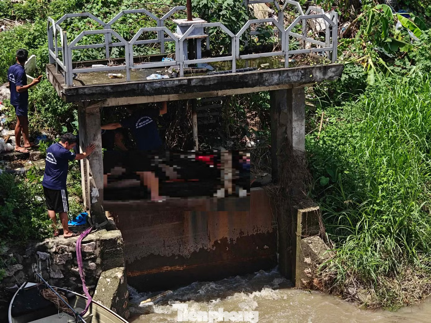 Khu vực tìm thấy thi thể nam sinh. Vụ nam sinh bị nước cuốn xuống cống tử vong ở Hà Nội: Cơ quan điều tra cần vào cuộc - Ảnh 3.