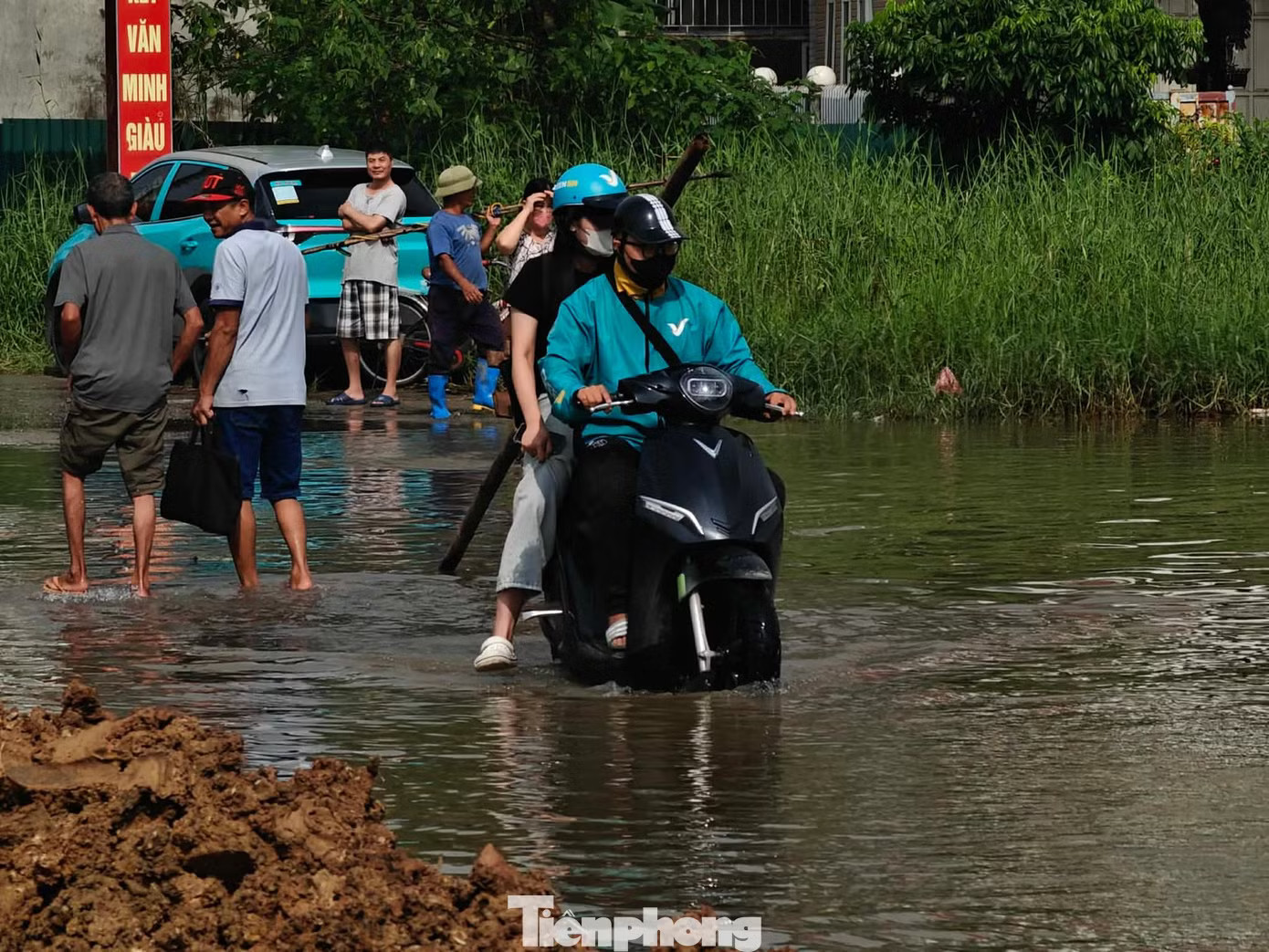 Khu vực xảy ra sự việc nước ngập sâu vào ngày 18/9. Vụ nam sinh bị nước cuốn xuống cống tử vong ở Hà Nội: Cơ quan điều tra cần vào cuộc - Ảnh 2.